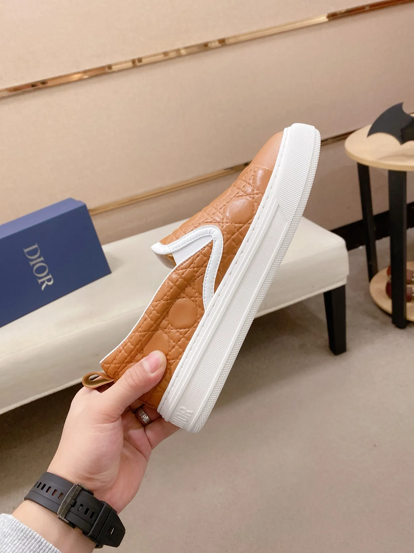 Factory price: 380💰 (leather lining * velvet lining optional) [Dior·Dio*] new casual sports style men's shoes, brand new design, perfect workmanship, slip-on lazy style to create cabinet quality, upper: imported first-layer cowhide, sheepskin lining is soft and comfortable, ultra-light rubber wear-resistant outsole, simple, versatile men's shoes, size: 39-44. Can be customized.45.46.47